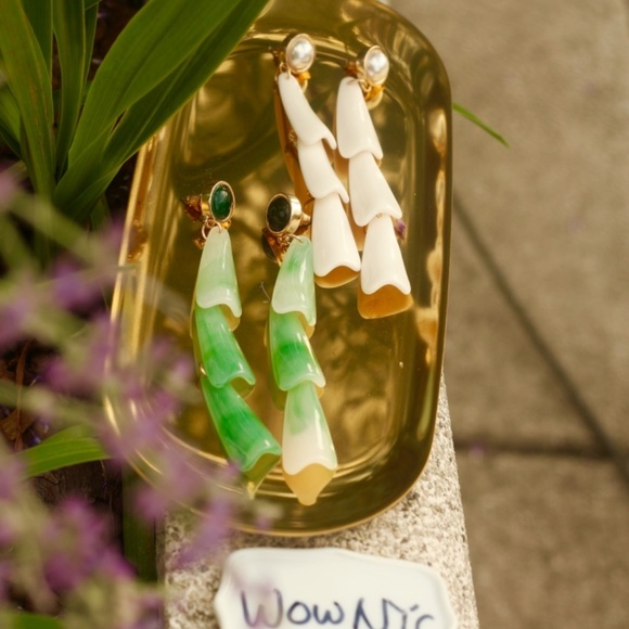 New Chandelier Earrings White Acrylic Multi Layer - Picture 8 of 8